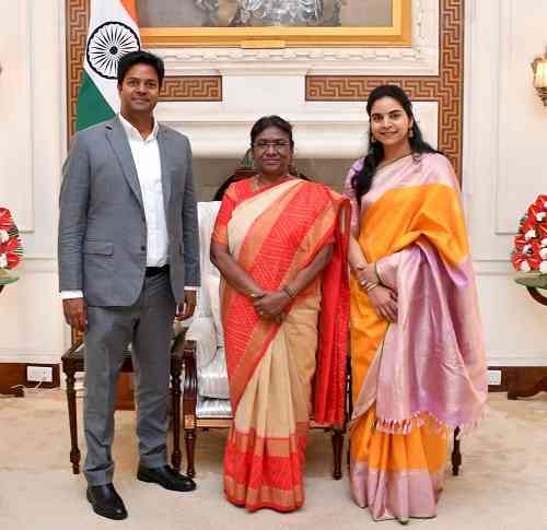Dr. S Gurushankar, Chairman of Madurai's Meenakshi Group of Hospitals, visits President of India  