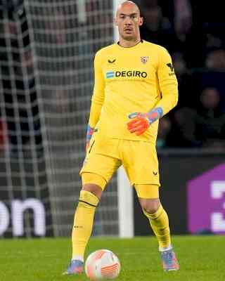 Sevilla goalkeeper Dmitrovic has faith in coach Mendilibar