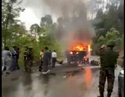 5 soldiers killed as army vehicle catches fire in suspected terror attack (2nd Ld)