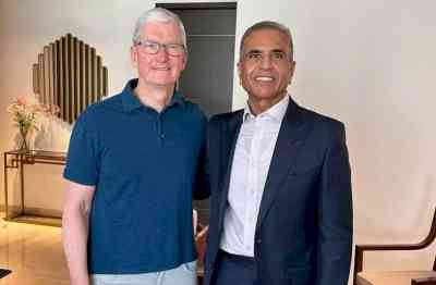 Tim Cook meets Sunil Mittal, software developers, photographers