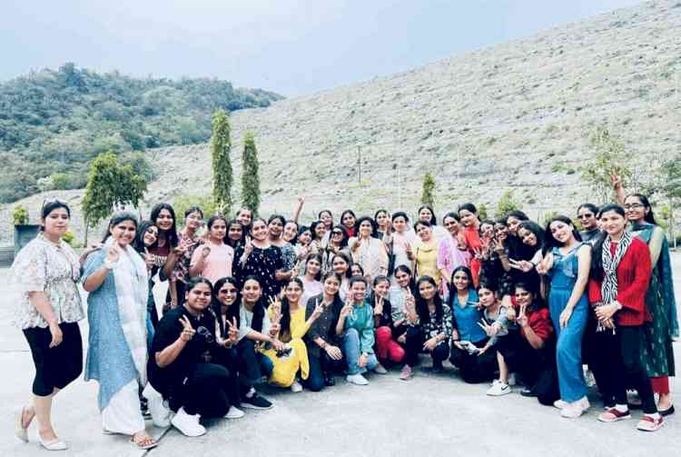 KMV organises educational trip to Ranjit Sagar Dam for students