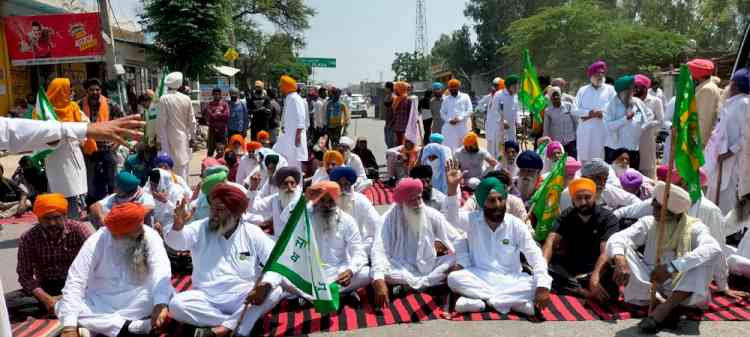 Commission Agents from five grain market sit on dharna near village Arif Ke, block road for several hours