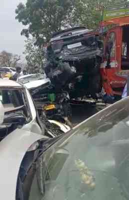 6 hurt as truck rams into 11 vehicles on Mumbai-Pune E'way