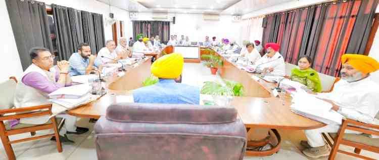 Cabinet led by CM gives labour day gifts to farm labourers by earmarking 10% compensation for them in case of crop loss due to natural calamity