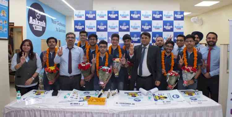 Aakash BYJU’S Kamyak Channa from Chandigarh Tops City; Secures 100 Percentile with AIR 21 in JEE Mains 2023
