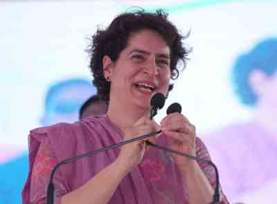 Priyanka meets Shettar, other Cong leaders in K'taka