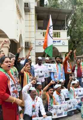 Angry NCP workers lay siege to a hungry, thirsty & weary Pawar