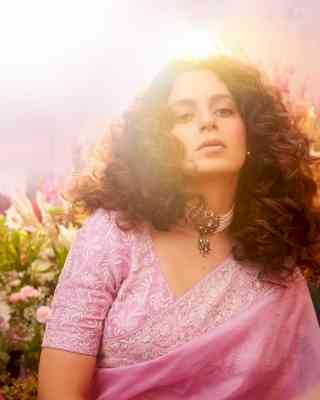 Anupam Kher, Mrunal all praise for Kangana's dreamy, floral saree look