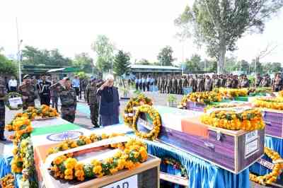 J&K L-G pays tributes to fallen soldiers