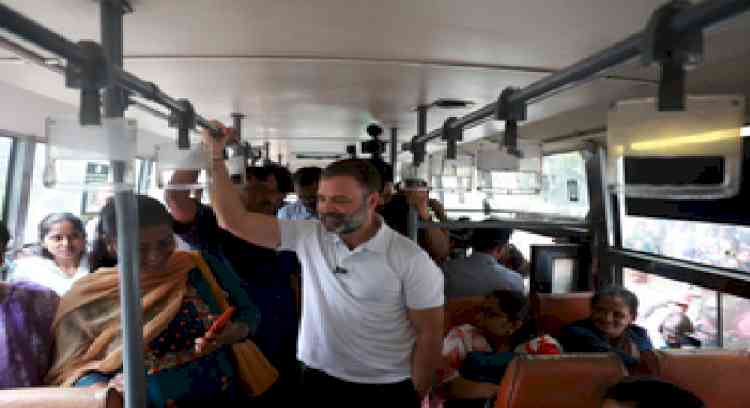 Rahul takes bus ride in B’luru, tells commuters about Cong promises