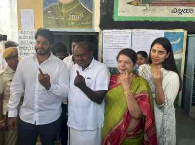 K'taka polls: Ex-PM Deve Gowda arrives in chopper to cast vote