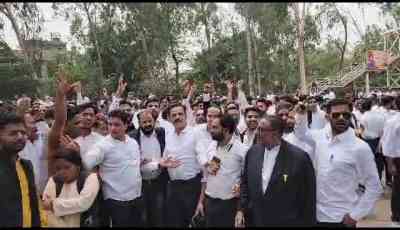 Lawyers' vandalise public properties, assault mediapersons in Ghaziabad