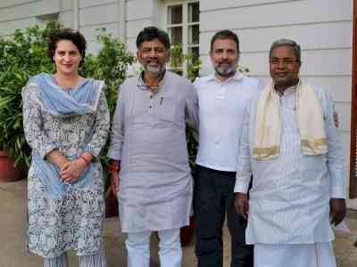 Siddaramaiah, Shivakumar meet Rahul, Priyanka to invite them for swearing-in ceremony