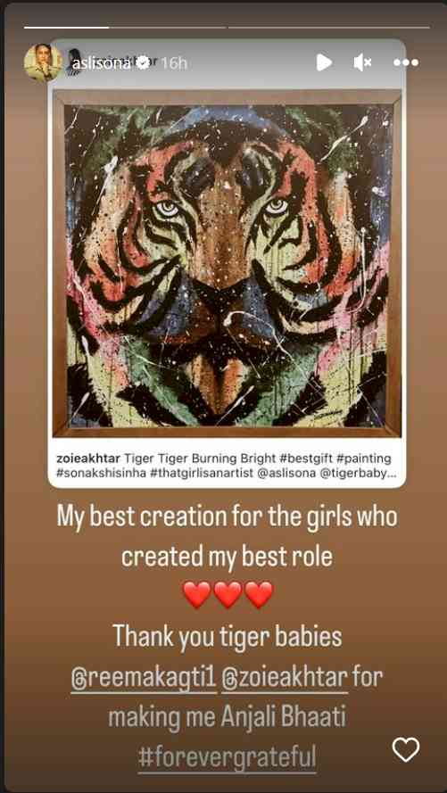 Sonakshi Sinha gifts a hand-made tiger painting to Dahaad creators Zoya Akhtar & Reema Kagti 