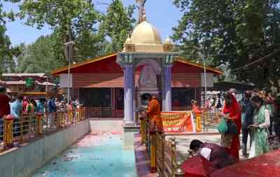 Kashmiri Pandits arrive in hundreds to keep tryst with Mata Kheer Bhawani in Kashmir