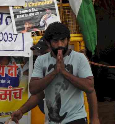 Wrestlers jump over barricades to march towards Parliament