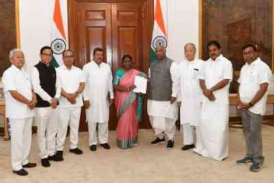 Cong delegation meets Prez over Manipur issue, seeks inquiry commission