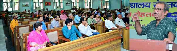 सच्ची, खरी पत्रकारिता कंफर्ट जोन से निकलकर जमीनी यथार्थ को रिपोर्ट करना हैः पत्रकार संदीप चौधरी