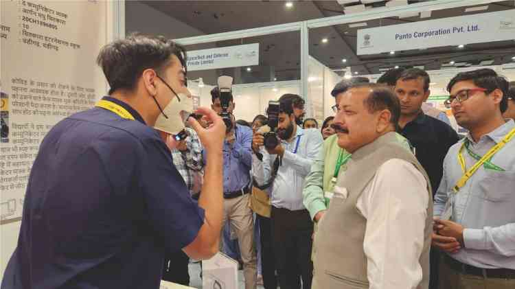 Grade 12 student, Arryan Madhu Chitkara exhibits his innovation “The Communicator Mask” at National Technology Week 2023