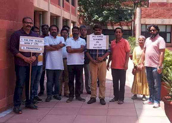 सुपवा प्राध्यापकों ने लंच ब्रेक में विवि परिसर में शांतिपूर्ण विरोध मार्च निकाला