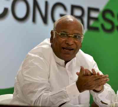 Kharge meets Congress leaders, workers to sense mood of people