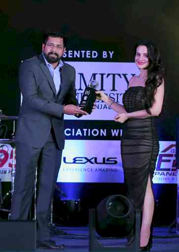 Actor Ameesha Patel honours Nikhil Aggarwal with Excellence Award  