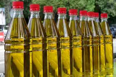 Edible oil industry told to cut prices by Rs 8 to 12 as global rates fall