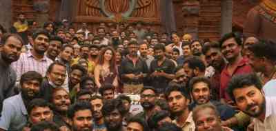 Rajinikanth, Tamannaah celebrate wrap up of 'Jailer' shoot with a cake