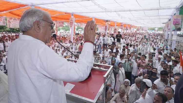 प्रदेश मे ऐसी सरकार जिसने शिक्षा को प्राईवेटाइज कर दिया, 5000 स्कूल बंद कर दिये, यूनिवर्सिटी की फीस बढ़ा दी ताकि गरीब का बच्चा पढ़ न सकेः भूपेंद्र सिंह हुड्डा