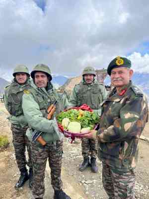 Northern Army commander visits forward areas in Kargil