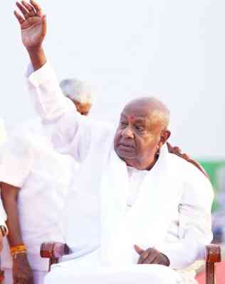 Deve Gowda praises Rly Minister amid alliance rumours