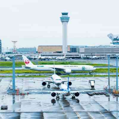 2 passenger planes collide at Tokyo airport