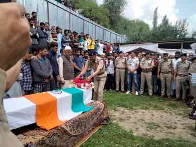 J&K Police holds wreath laying ceremony for martyred cop