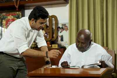 Deve Gowda hands Rs 10,000 scholarship cheques of BJP MP Surya's NaMo Vidyanidhi program