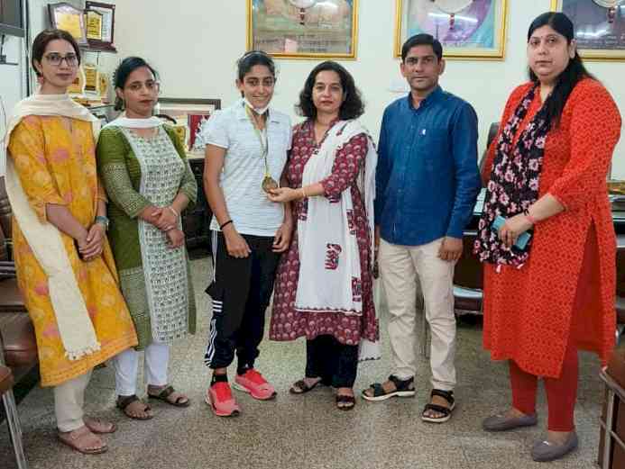 सीनियर नेशनल ताइक्वांडो चैंपियनशिप में हिंदू कॉलेज की लकिता ने जीता स्वर्ण पदक