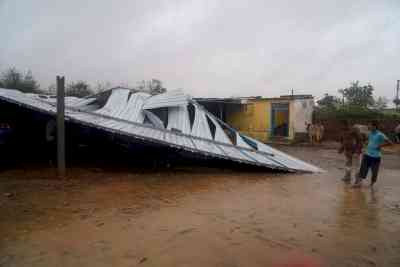 Deadly winds rock Surat; 1 killed, 1 injured