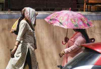 Hot Saturday in Delhi at 39 degrees C; rain likely on Sunday