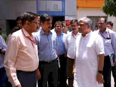 Ashwini Vaishnaw inspects control office at New Delhi Railway Station