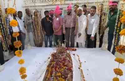 Eyebrows raised as Prakash Ambedkar pays obeisance to Aurangzeb