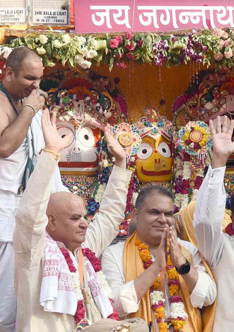 MP Arora takes blessings during Bhagwan Jagannath Rath Yatra 