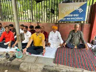 BJP MP performs Yoga at dharna site after Raj Police refuse to register his complaint
