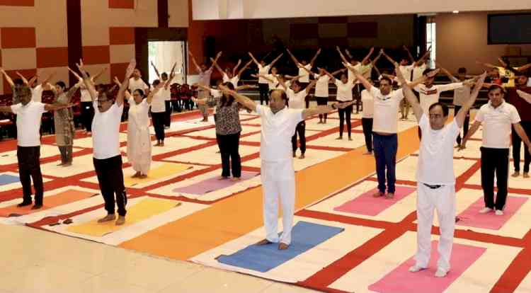 अपने शरीर और मन को स्वस्थ रखने के लिए नियमित रूप से करें योग: कुलपति प्रो. दिनेश कुमार 
