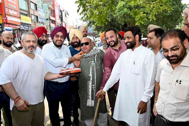 MLA Gogi kick starts development works worth Rs 41 lakh in Model Town Extension Tuition market 