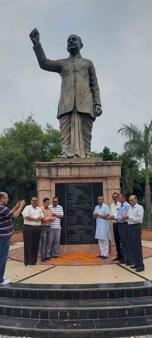 Kalia paid floral tributes to Dr. Shyama Prashad Mukherji 