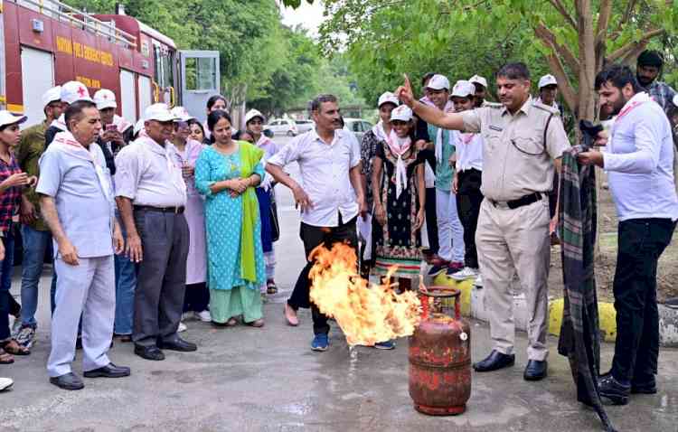 वाईआरसी वॉलिंटियर्स को दी अग्नि प्रबंधन की जानकारी