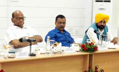 Oppn meet: Kejriwal raises ordinance row, Cong says gathered for national issues