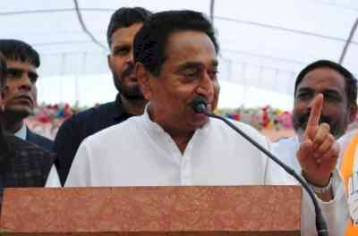 MP Police on symbolic protest against transfer of 2 policemen, Kamal Nath lends support