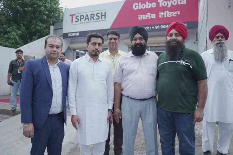 Globe Toyota Unveils  T-sparsh Counter, Unveils Toyota Hilux