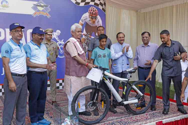 Sinha attends 'Pedal For Peace' award ceremony at Srinagar