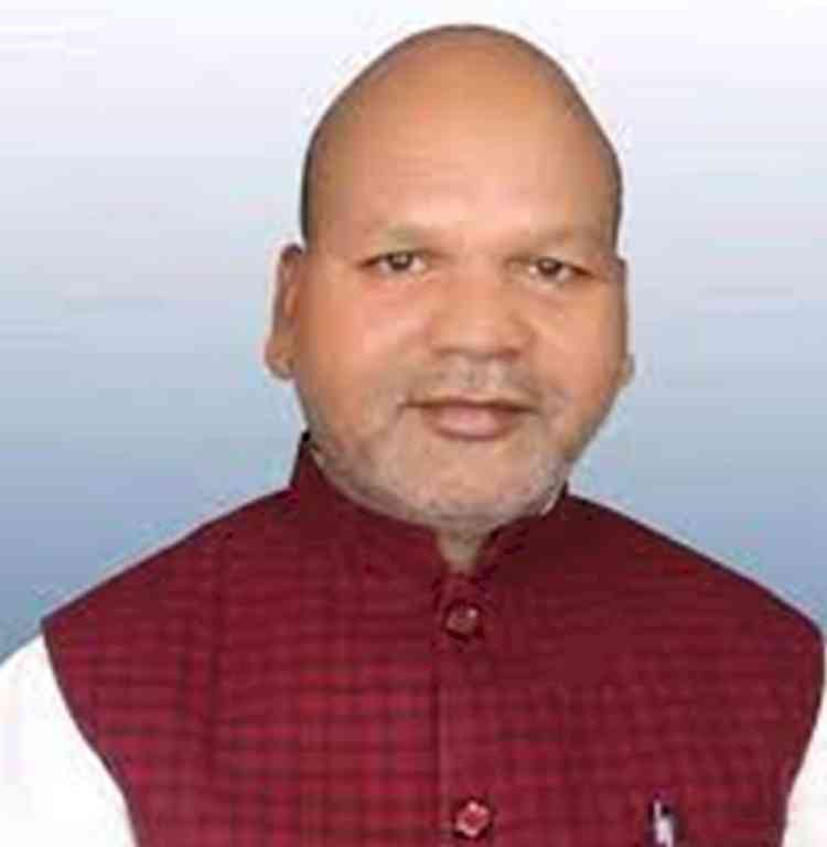 Sada slams Manjhi for removing slippers while meeting Amit Shah